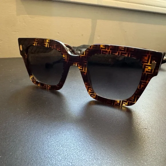 Fendi FE40101 Oversized Square Sunglasses – FF Monogram – Tortoise FENDI EYEWEAR Oversized square-frame tortoiseshell acetate  main image 4